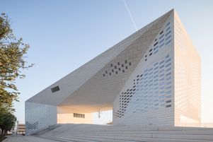 Grande arche à l’entrée sud de Bordeaux, entre gare et Garonne, la Méca, est inaugurée ce vendredi 28 juin près des anciens abattoirs de la ville.