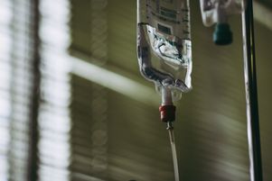 Si les traitements s’arrêtent, les soins, eux, continuent : on les maintient ou on les limite, on les adapte, pour le confort du patient.
