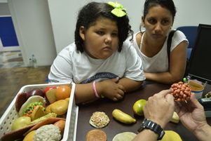 Leçon de nutrition pour une jeune colombienne de 8 ans, en 2015.