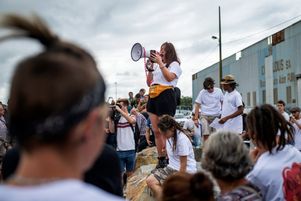 Une grande chaîne humaine a été organisée à Nantes ce samedi 20 juillet par ses amies.