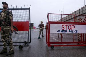 Des forces de sécurité indiennes bloquant une route au Cachemire, mercredi 7 août.
