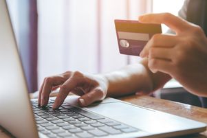 Pour acheter en ligne de façon sécurisée, mieux vaut posséder un smartphone.
