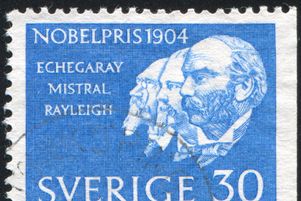 Un timbre suédois montrant  Jose Echegaray Eizaguirre, Frederic Mistral etJohn William Strutt, Lord Rayleigh Prix Nobel de littérature en 1904. 