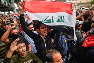 Dès jeudi soir, des manifestants se sont rassemblés sur l’emblématique place Tahrir à Bagdad. Certains y ont passé la nuit et d’autres les ont rejoints vendredi matin.