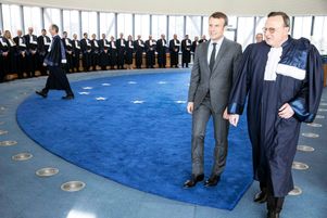 Le président français Emmanuel Macron (à gauche) à la Cour européenne des Droits de l’Homme avec le président Guido Raimondi (à droite) à Strasbourg, France, le 31 Octobre 2017.