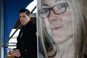 Jonathann Daval, le 5 novembre 2017, et un portrait de sa femme Alexia, à Gray, en Haute-Saône.