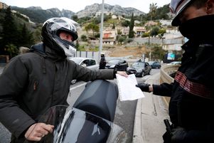 Contrôle du justificatif de déplacement professionnel par la police monégasque, ici à la frontière avec Roquebrune-Cap-Martin, le 27 mars. 