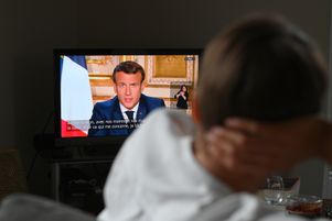 Emmanuel Macron a annoncé lundi 13 avril une « aide exceptionnelle aux familles les plus modestes avec des enfants » et pour « les étudiants les plus précaires ».