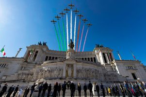 Démonstration de l'unité acrobatique de l'armée de l'air italienne Frecce Tricolori le 2 juin, à Rome, à l’occasion de la fête de la République.