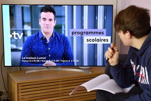 Pendant le confinement, la chaîne France 4 a joué un rôle éducatif important. Ici, un adolescent de 14 ans regarde un cours de mathématiques, donné par un professeur, en direct pendant l'émission La maison Lumni, le 22 mars.