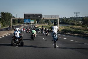 Une cinquantaine de « riders » s’adonne au rodéo urbain sur une portion de l’autoroute francilienne A104. 