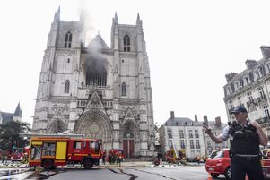 Samedi 18 juillet 2020, à Nantes, la cathédrale brûle et une centaine de pompiers tentent de maîtriser les trois départs d’incendie.