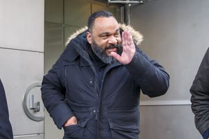 Dieudonné devant le bureau du procureur général en Suisse, à Genève, le 4 février 2020. L’humoriste controversé y était accusé d'avoir tenu des propos négationnistes lors de spectacles à Genève et Nyon.