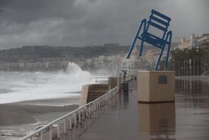 La ville de Nice a été touchée par des vents violents et des trombes d’eau.