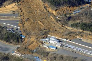 Glissement de terrain sur le circuit Ebisu à Nihonmatsu, préfecture de Fukushima, à la suite du tremblement de terre de magnitude 7,3.