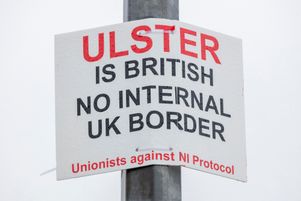 Une affiche unioniste contre une éventuelle frontière intérieure du Royaume-Uni est attachée à un poste du port de Larne dans le comté d'Antrim, en Irlande du Nord, le 2 février 2021.