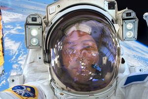 Selfie de Thomas Pesquet lors de sa sortie dans l’espace le 23 février 2017.