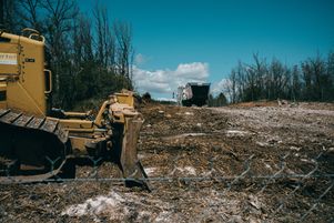 Des pelleteuses en action sur le site de la carrière de Mazaugues (Var), le 22 avril dernier.