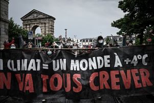 Une manifestation contre le projet de loi climat, à Bordeaux, le 9 mai 2021.