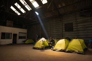 Depuis le début des années 1990, avec les guerres de Yougoslavie qui marquent le commencement de la crise migratoire frappant la ville de Calais, les catholiques s’engagent.
