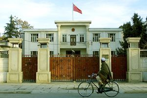Un homme à vélo passe devant l’ambassade chinoise à Kaboul, en 2001.