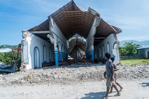 En plus des édifices religieux tombés lors du séisme, de nombreux établissements scolaires, soutenus par l’Église, sont aujourd’hui réduits à l’état de ruines.