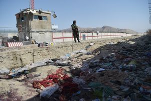 Le 26 août, l’horreur s’est déplacée jusqu’à l’entrée de l’aéroport international de Kaboul, où des milliers d’Afghans s’entassent depuis des jours