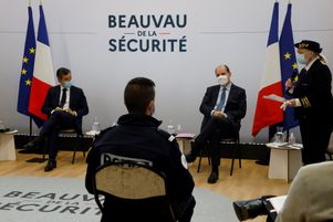 Gérald Darmanin et Jean Castex lors d’une rencontre dans le cadre du Beauvau de la sécurité dans un commissariat de Beauvais (Oise), le 5 mars.