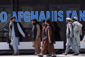Des talibans, à l'aéroport de Kaboul, le 13 septembre 2021.