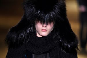 Un mannequin porte une toque en fourrure lors du défilé Saint Laurent automne-hiver, le 27 février 2018 à Paris