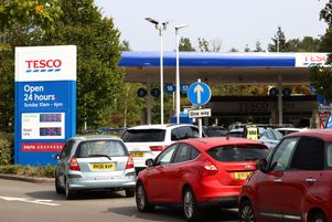 Une file d'automobilistes devant une station essence à Camberley, à l’ouest de Londres, le 26 septembre 2021.