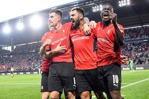 Les joueurs rennais Gaetan Laborde (au centre), Serhou Guirassy (à droite) et Nayef Aguerd après un but inscrit contre Tottenham en Ligue Europa Conference le 16 septembre 2021.