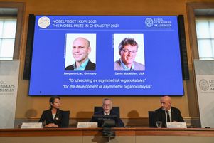 David MacMillan et l’Allemand Benjamin List, prix Nobel de chimie 2021.