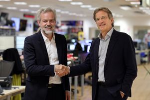 Le PDG de l'Agence France Presse, Fabrice Fries (à droite) et le directeur général de Google France, Sébastien Missoffe au siège de l'AFP à Paris, le 17 novembre 2021.