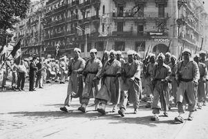 Une compagnie de harkis lors d'un défilé militaire commémorant la fin de la Seconde guerre mondiale, le 8 mai 1957 à Alger.