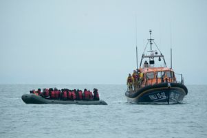 Des migrants sont aidés par le canot de sauvetage de la Royal National Lifeboat Institution sur la côte sud-est de l'Angleterre, le 24 novembre 2021 (photo d’illustration).