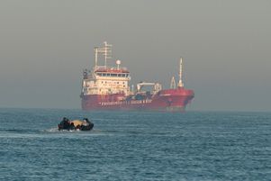 Des migrants traversent la Manche en bateau Zodiac de la Côte d’Opale vers l’Angleterre, le 15 septembre 2020.