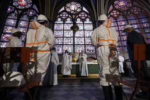 Célébration d’une messe avant l’appel aux dons pour la rénovation intérieure de la cathédrale Notre-Dame de Paris le 16 juin 2021. 