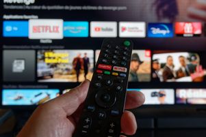 (Photo d’illustration) La directive SMA permet à tout pays de l’Union européenne « d’appliquer son propre régime de contribution à la production aux chaînes de télévision et plateformes de vidéos à la demande étrangères qui proposent un service en France. »