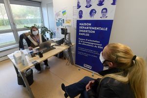 Des bénéficiaires du RSA sont reçus à la Maison départementale de l’insertion et de l’emploi de Dunkerque. 