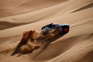 Une voiture participant au rallye Dakar 2022 le 10 janvier en Arabie saoudite. 