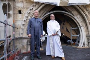 Jean-Louis Georgelin (à gauche) et le recteur de Notre-Dame de Paris, Patrick Chauvet, pendant une visite du chantier de la cathédrale, en juin 2021.