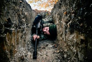 Un soldat ukrainien près de Demydivka, dans les environs de Kiev, le 10 mars 2022.