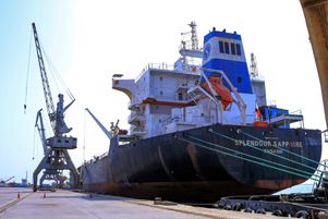 Un bateau panaméen, le « Splendour Sapphire », dans le port de Hodeida, au Yémen, en avril 2022.