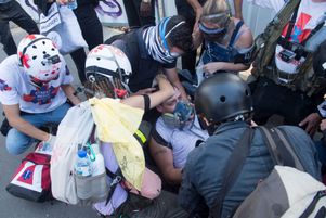 Des « street medics » interviennent pour aider un manifestant lors d’une manifestation de gilets jaunes à Nantes, le 14 septembre 2019.