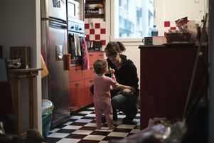 Depuis une loi de 2007, le partage entre les deux parents de la part de l’enfant est autorisé pour le calcul les allocations familiales. Pour les autres aides, la CAF s’en tient jusqu’ici au principe de l’unicité de l’allocataire.