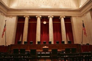 Les six juges conservateurs de la Cour suprême ont remporté un vote invalidant une loi de l’Etat de New-York. Celle-ci limitait strictement le port d’armes hors du domicile, jusqu’ici conditionné par la présentation d’un « motif valable ».