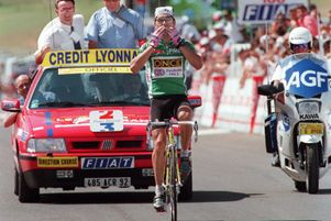 Le Français Laurent Jalabert, maillot vert du meilleur sprinteur, le 14 juillet 1995, remporte après une très longue échappée la 12e étape du Tour de France.
