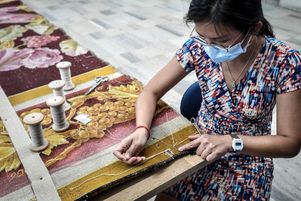 La restauration du tapis de chœur de Notre-Dame par les techniciens du Mobilier national implique des gestes et un savoir-faire très précis.