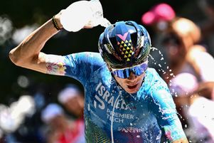 Le coureur britannique Chris Froome se verse de l’eau sur la tête pendant l’ascension du col de la Croix de Fer, dans les Alpes, le 14 juillet 2022.
